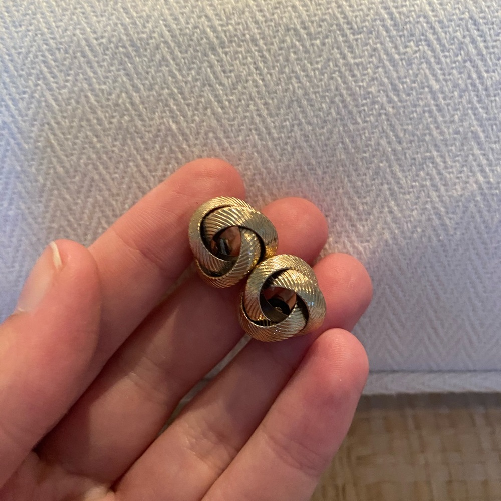 Gold knot earrings
